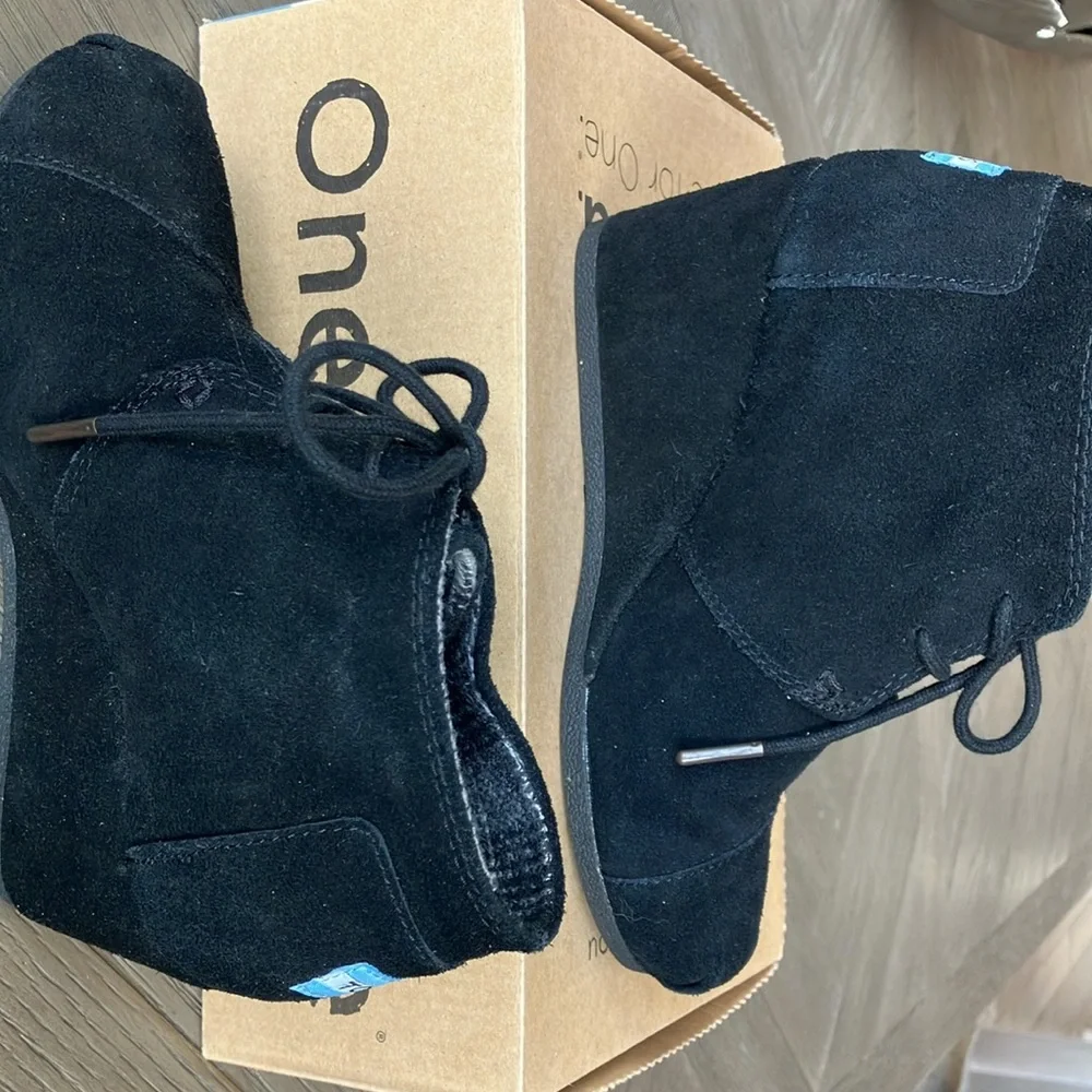 Like new TOMS desert wedge in black suede, size 5. - Picture 2 of 10